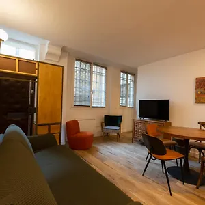 Apartment Au Pied De La Tour, Paris